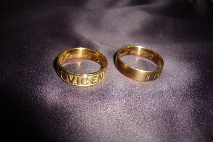 The wedding rings of Lola Bening's beloved parents made of pure gold